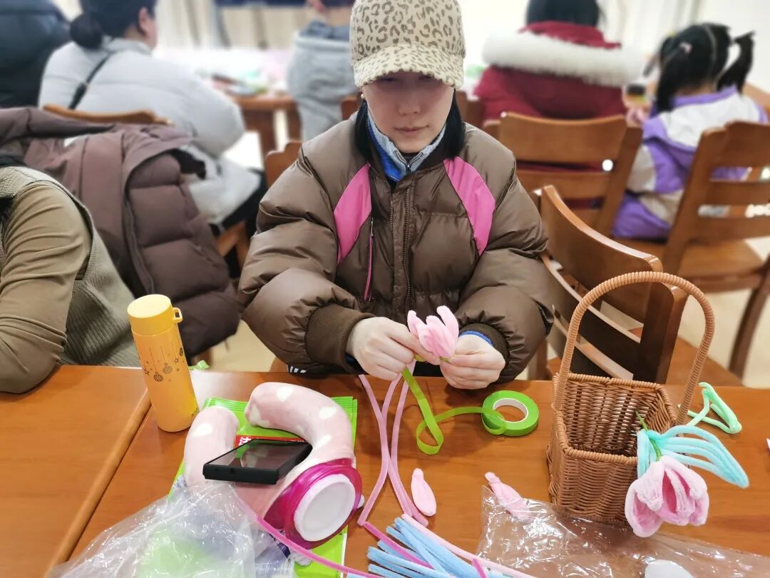 指尖生花，悦见美好——房县图书馆“三八”国际妇女节扭扭棒花篮手工活动