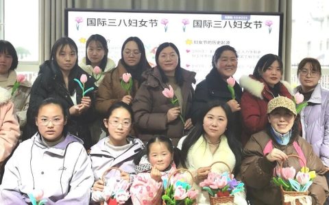 指尖生花，悦见美好——房县图书馆“三八”国际妇女节扭扭棒花篮手工活动