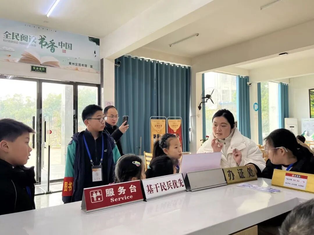 黄州区图书馆馆务动态：“小小图书管理员”书香假期正启程