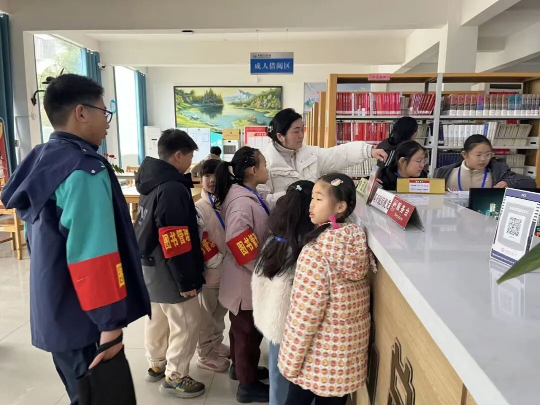 黄州区图书馆馆务动态：“小小图书管理员”书香假期正启程