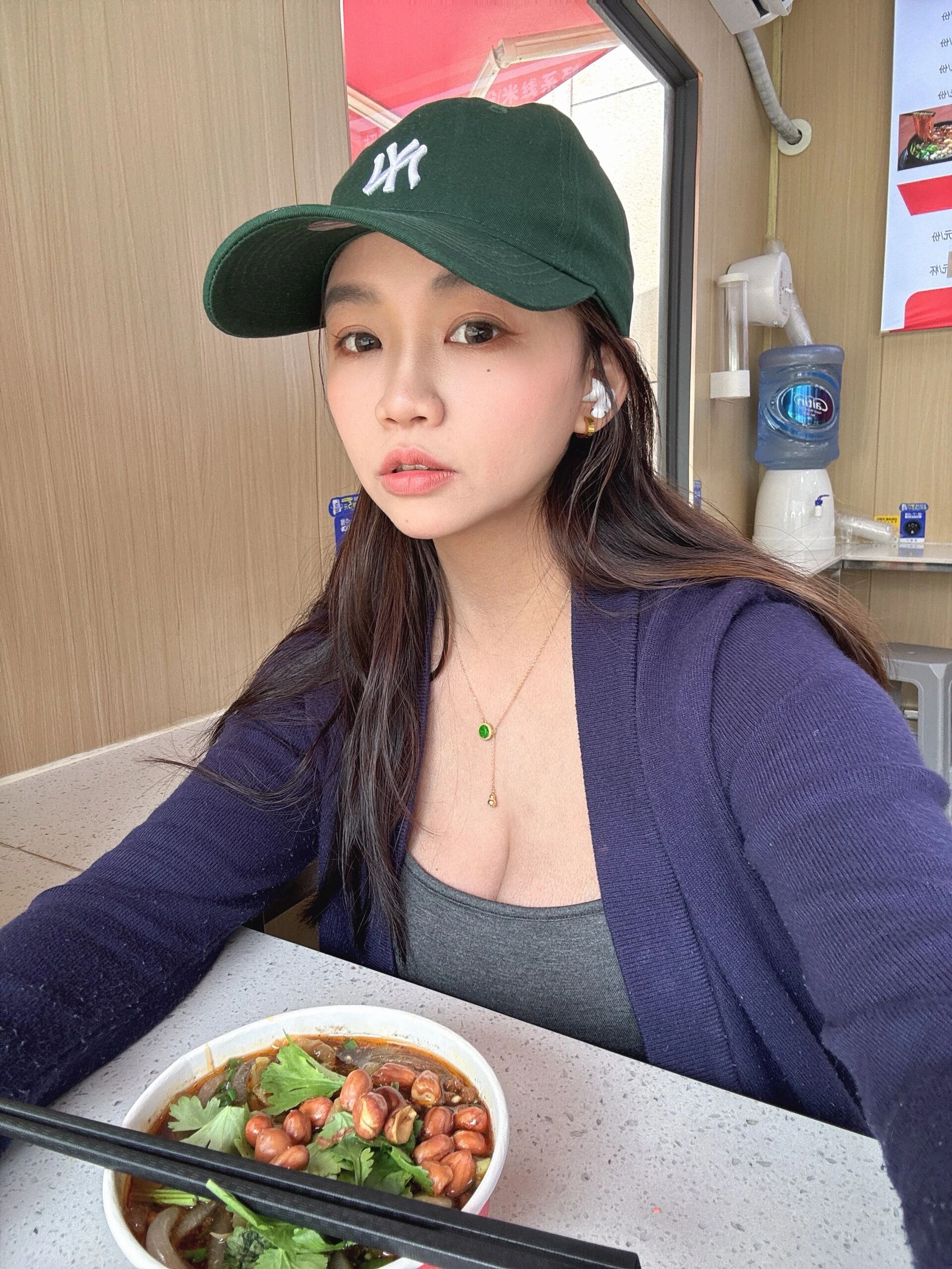 我叫黄晓静：带薪摸鱼！喝咖啡吃酸辣粉！