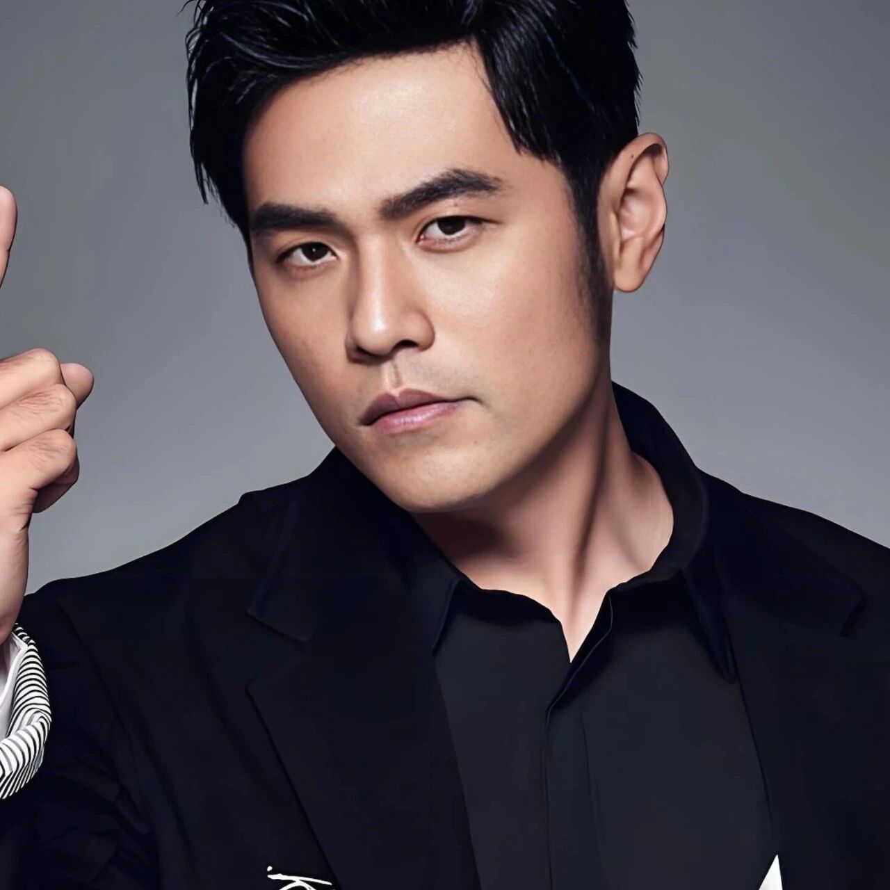 周杰伦屁股歪得太严重？何润东踩着张凌赫翻红？王鸥自有品牌割韭菜？李兰迪太抠门？