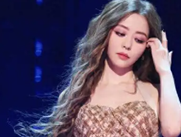 张伦硕和钟丽缇女儿关系不洁？奚梦瑶给何猷君洗脑？张靓颖整容失败？酸辣粉亲妈防备新儿媳？放飞小仙女偷渡到泡菜国？