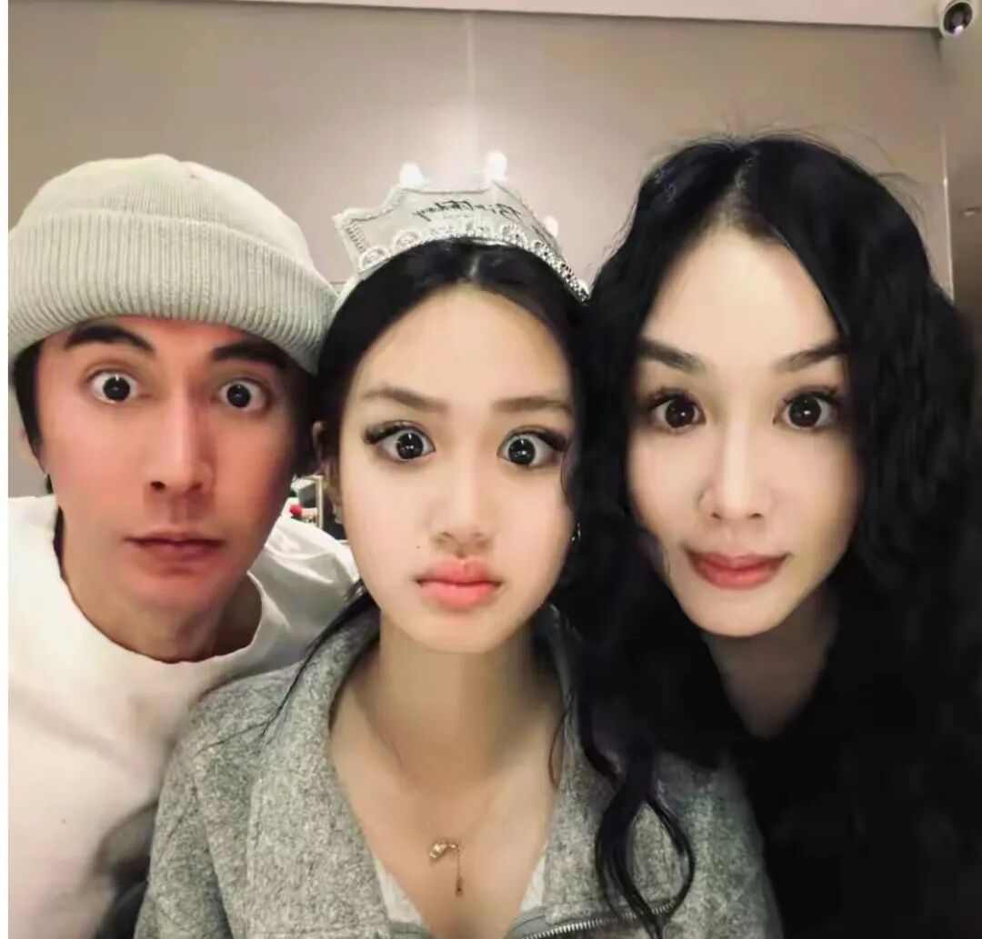 张伦硕和钟丽缇女儿关系不洁？奚梦瑶给何猷君洗脑？张靓颖整容失败？酸辣粉亲妈防备新儿媳？放飞小仙女偷渡到泡菜国？