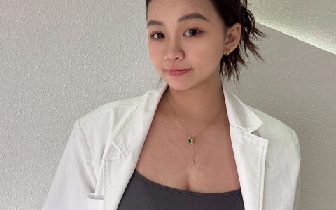 黄晓静（肉肉看不见jio）：发本命穿搭，高级感拿捏了！刚剪完锁骨