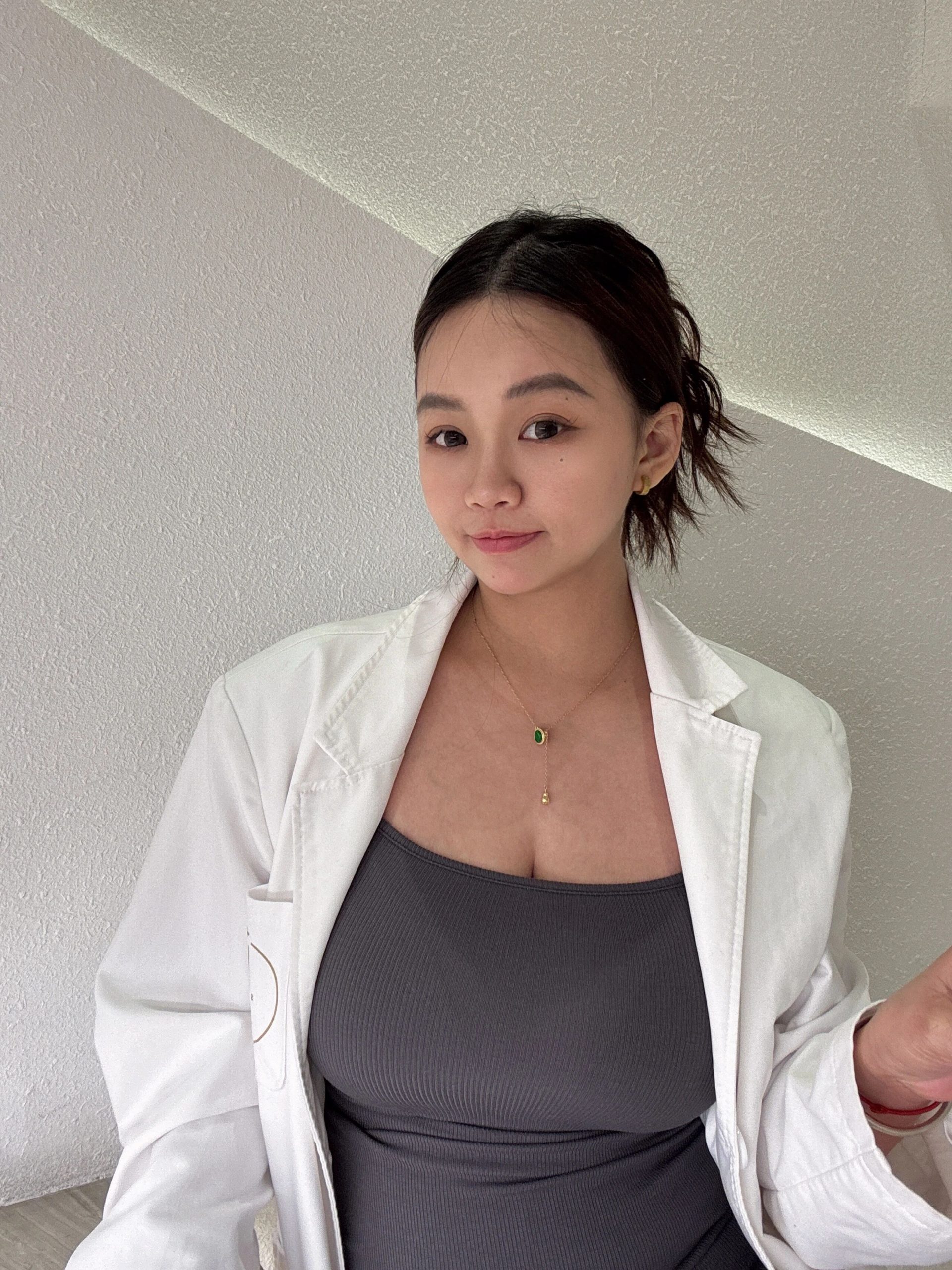 黄晓静（肉肉看不见jio）：发本命穿搭，高级感拿捏了！刚剪完锁骨